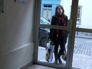 Une maman francaise salope se fait baiser entre deux courses