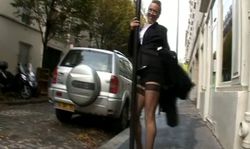 Bourgeoise francaise qui fait de l'exhib dans les rues de Paris